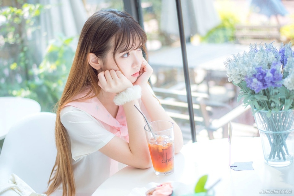 “如果是，你想怎样？为他报仇吗？”吕布微微眯起了眼睛，神色渐渐冷了下来，在小乔略微凸起的肚子上扫了一眼，挥手止住想要说什么的大乔，冷然道。